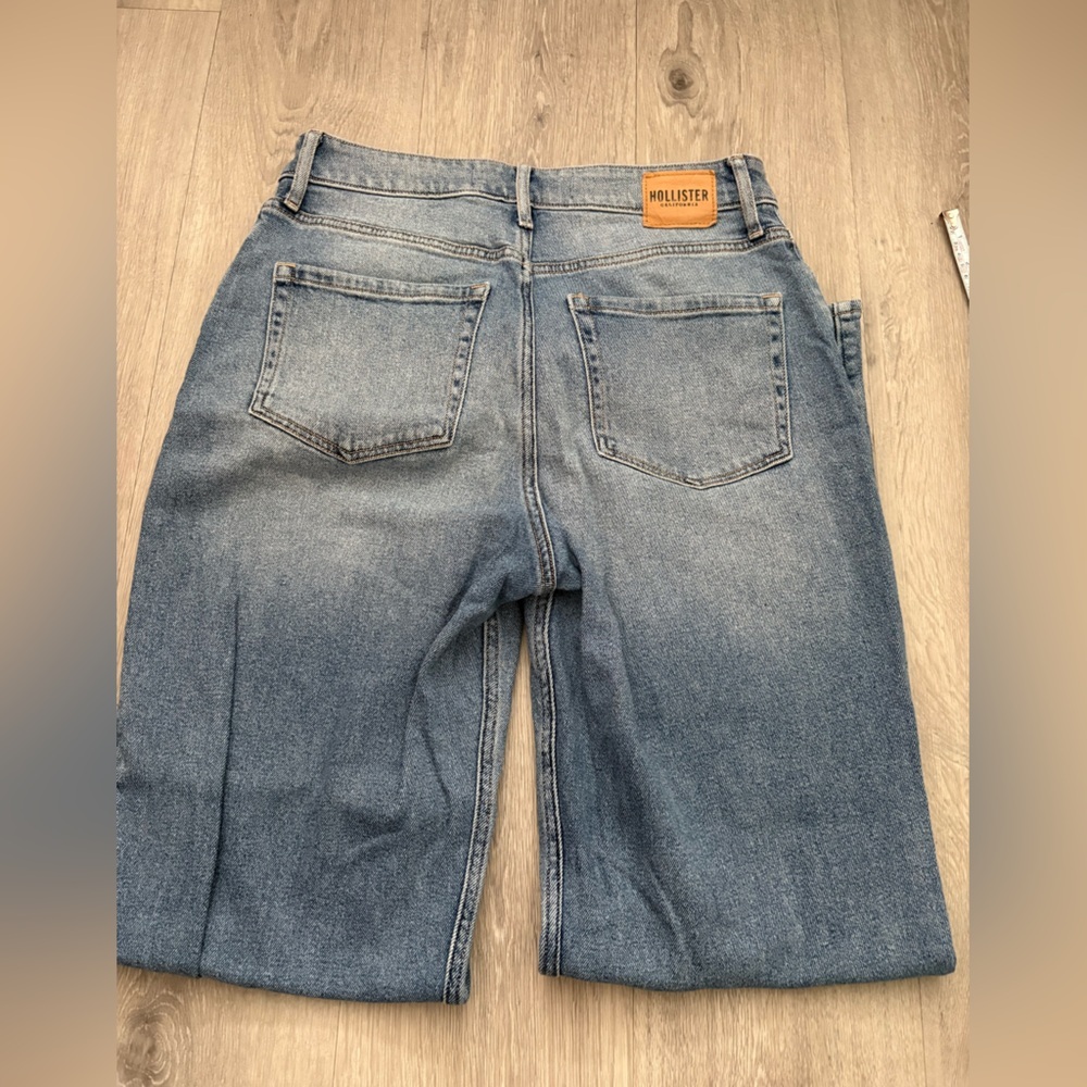 Hollister Relaxed Fit Jeans in Faded Blue - Picture 3 of 6